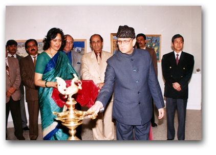 With H.E V. P. Singh, former Prime Minister of India.jpg (82911 bytes)